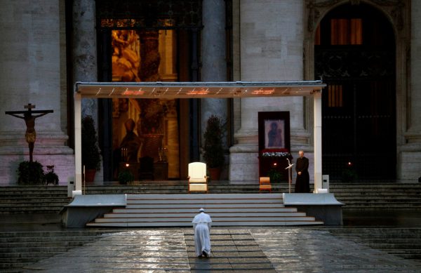 Der Papst allein am Petersplatz. reuters
