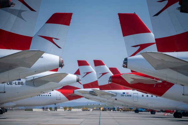 Die Coronavirus-Pandemie zwingt Flugzeuge der Austrian Airlines derzeit zum Parken am Flughafen Wien. APA/AUSTRIAN AIRLINES