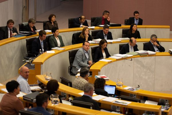 Die Reihen bei der heutigen Sitzung werden nicht ganz so dicht gefüllt sein wie sonst. Nur 20 von 36 Abgeordneten nehmen teil. Klaus Hartinger