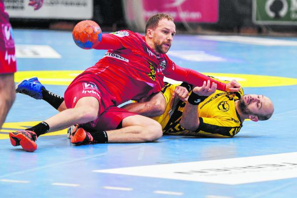 Ein Bild mit Symbolcharakter: Das Coronavirus zwingt auch den Handball in die Knie. GEPA/Lerch, Hartinger