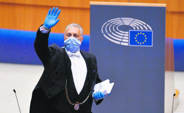 Ein Gerichtsvollzieher des Europäischen Parlaments. Er trägt ebenfalls Schutzmaske und Handschuhe während einer Mini-Plenarsitzung in Brüssel. AFP