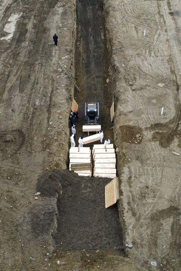 Ein Massengrab auf der vor der Bronx gelegenen Insel Hart Island (links) – Kühllaster als Zwischenlager für die Toten. AP, AFP