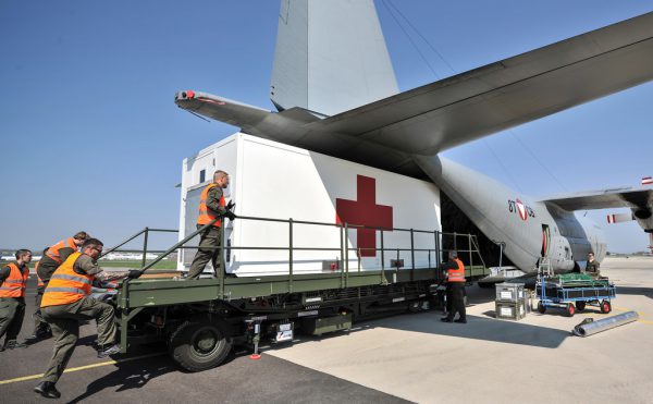 Für die medizinische Evakuierung war es notwendig, dass die C-130 mit einem „medizinischen Container“ ausgestattet wurde. APA