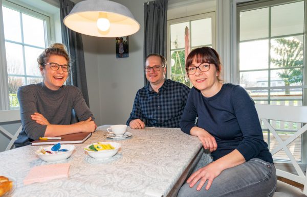 Im Alter von zweieinhalb Monaten ist Anna in ihre Pflegefamilie gekommen. Isabella Böckle (links) ist die Leiterin des Pflegekinderdienstes.  Jaeneke