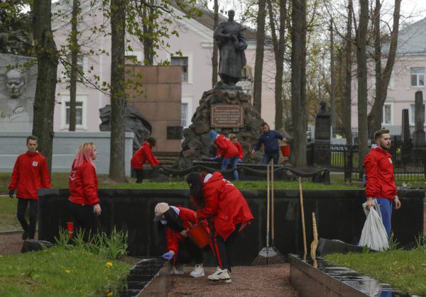 In Belarus wurden Straßen gefegt und Bäume gepflanzt Reuters, AP