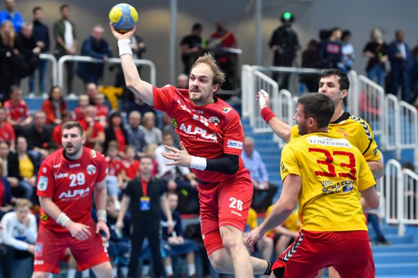 Künftig wird Gerald Zeiner (hier gegen UHK Krems) nicht mehr für die Harder, sondern für Handball Tirol die Tore erzielen. gepa/lerch