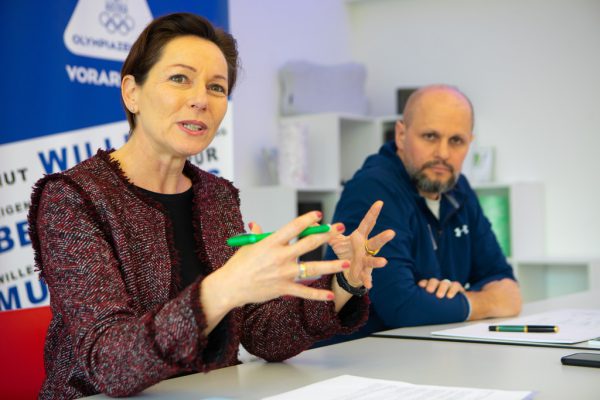 Landesrätin Martina Rüscher (l.) mit Olympiazentrum-Geschäftsführer Sebastian Manhart. Archiv/Hartinger