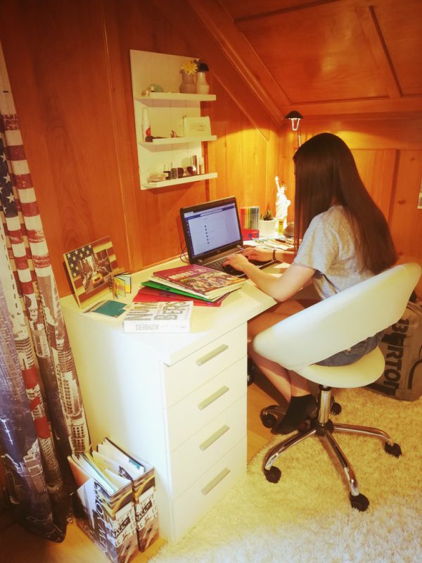Laura Nairz im Homeschooling.
