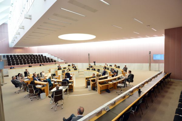 Nur 20 Abgeordnete, die Landesregierung, die Landtagsdirektorin, die Klubmitarbeiter sowie ein Saaldiener waren bei der Sitzung anwesend.