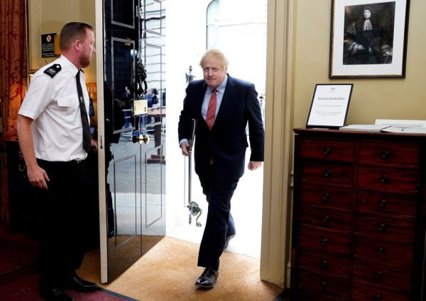 Premierminister Boris Johnson nahm am Montag die Arbeit wieder auf.AFP/10 Downing Street/Andrew Parsons