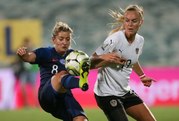 Sarah Puntigam (rechts) muss sich mit ihren Kolleginnen erst noch für die Europameisterschaft qualifizieren.  gepa