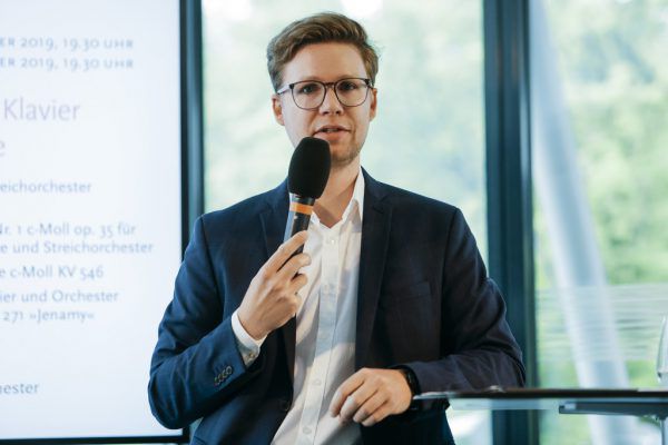 Zumindest dieses Wochenende bleibt der große Saal im Montforthaus leer. Kleine Bilder: Sebastian Hazod (ganz oben) und ein Schubertiade-Konzert. David Matthiessen (1)/Mathis (1)/Schubertiade (1)