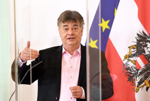 Sportminister und Vizekanzler Werner Kogler fordert die Einhaltung des Zwei-Meter-Abstands. APA
