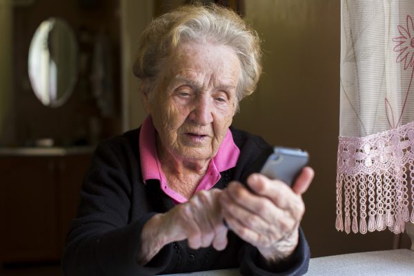 Über die Hospiz-Line wird sterbenden Menschen und deren Angehörigen auch in Zeiten des Social Distancing Trost gespendet. Symbolbild/Shutterstock