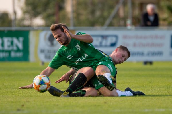 Vor Corona war Körperkontakt wie hier bei Duell Dornbirner SV gegen FC Lauterach nur ein Problem für den Schiedsrichter. Dietmar Stiplovsek
