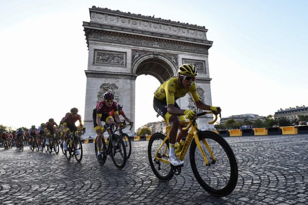Vorjahressieger Egan Bernal (rechts) aus Kolumbien befürwortete eine Verschiebung der Tour de France bereits seit Wochen.  apa