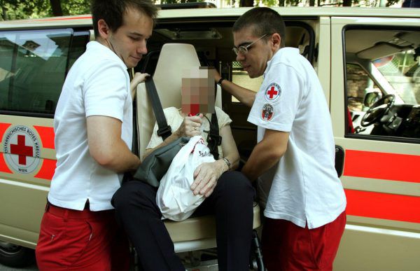 Zivis sind bei Krankentransporten im Einsatz.  APA