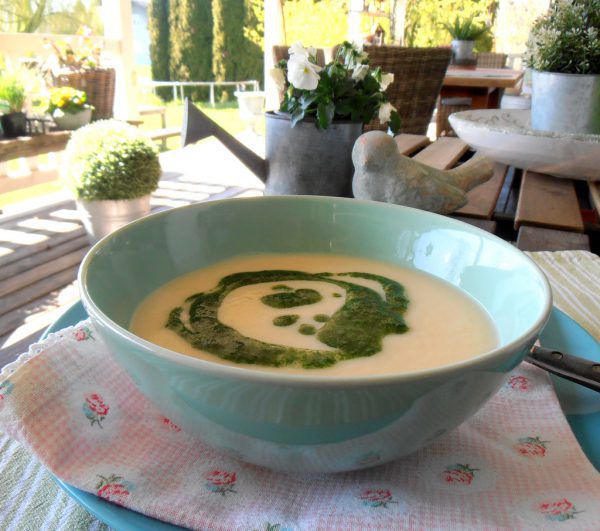 Zu der Suppe passt wundervoll ein knuspriges Stück Brot.  Ulrike Hagen
