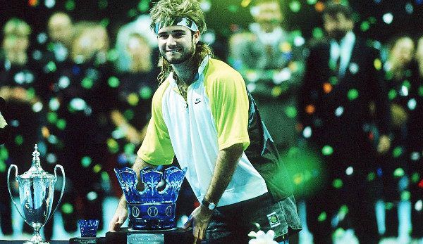 Agassi mit dem Siegerpokal beim ATP-Finale 1990 in Frankfurt. ATP (2)