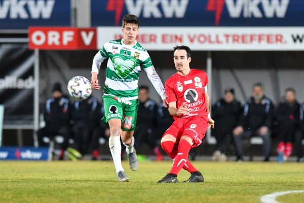 Austria Lustenau (l., Alexander Ranacher) und der FC Dornbirn (r., Aaron Kircher) werden die Saison fortsetzen. Gepa/Lerch