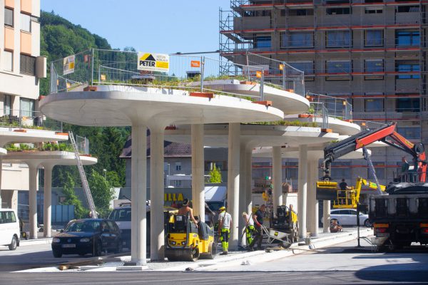 Begrünte Betonpilze sollen Schatten spenden, vor Regen schützen und für ein gutes Klima sorgen.