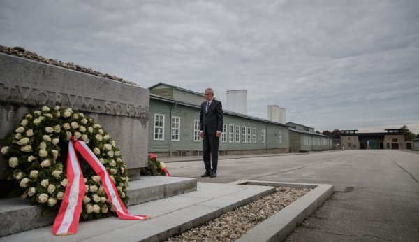 Bundespräsident Alexander Van der Bellen auf dem Appellplatz in Mauthausen.  APA/ Bundesheer