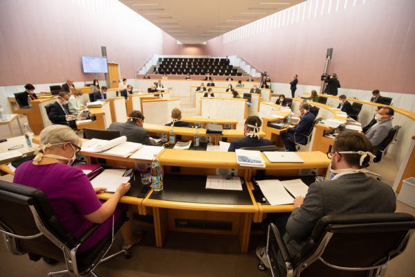 Der Landtag hat der Regierung für den Kampf gegen das Coronavirus Freiheiten zugestanden. Hartinger, Stiplovsek (2)