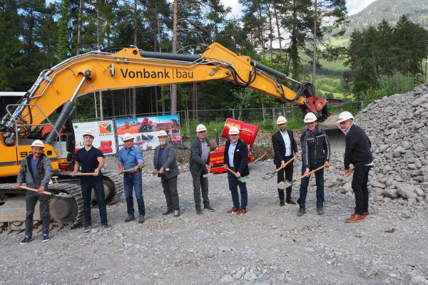 Der symbolische Spatenstich war der Start für den Neubau. LUF