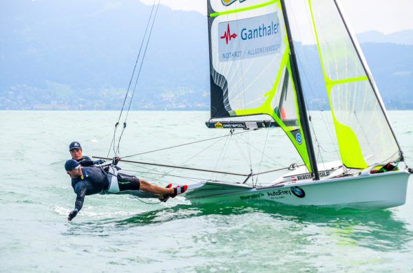 Die 49er-Segler Benjamin Bildstein (hinten) und David Hussl drehen derzeit auf dem Bodensee ihre Runde. privat