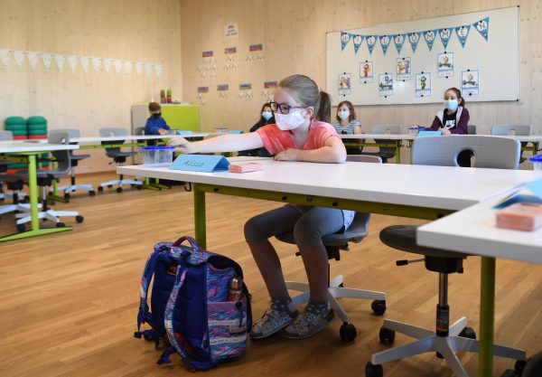 Die Masken an Schulen gehören schon ab Mittwoch der Vergangenheit an. APA/HELMUT FOHRINGER