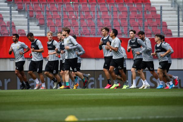 Die Spieler gewöhnten sich gestern an das leere Wörthersee Stadion.  Gepa