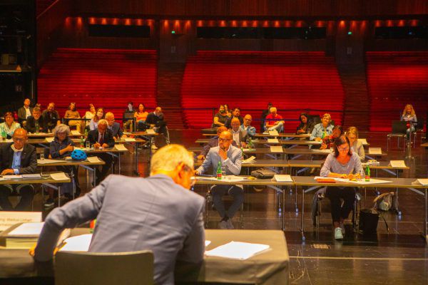 Die Stadtvertretersitzung fand wegen der Abstandsbestimmungen nicht im Rathaus, sondern im Festspielhaus statt. Hartinger