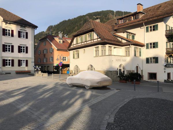 Fotomontage: Betonporsche am Kirchplatz in Schruns. Roland Haas