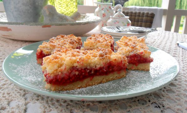 Frische Himbeeren verleihen den Schnitten einen besonderen Frucht-genuss. Ulrike Hagen