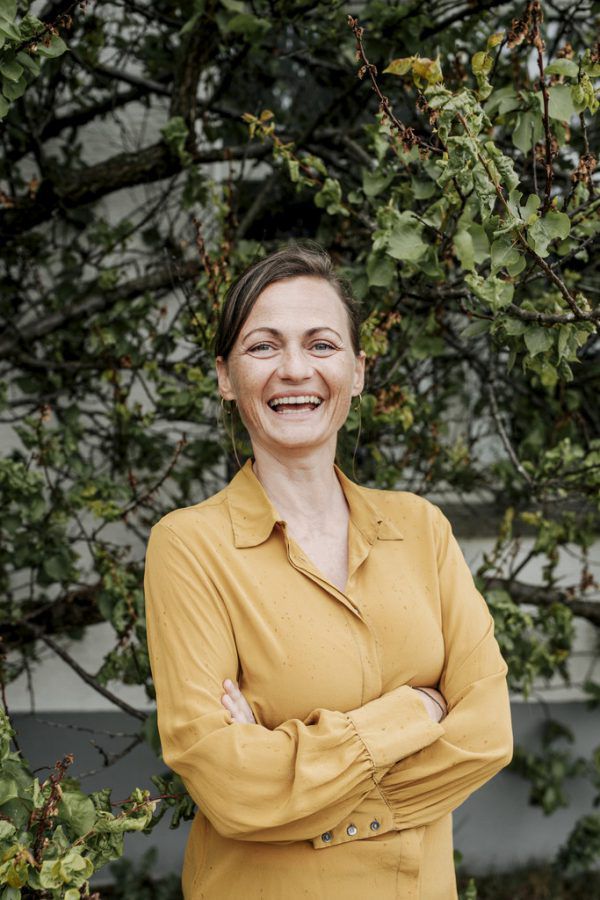 Im großen Bild die jüngste Produktion des Anarttheaters „Moralisch einwandfrei!“. Kleines Bild oben Dagmar Ullmann-Bautz, unten Nina Fritsch. Sigrun Berkmann (1)/Ullmann-Bautz (1)/Angela Lamprecht (1)