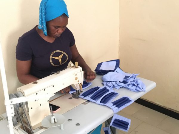 Im Senegal werden die Masken in einer Nähschule angefertigt. Wissen macht stark