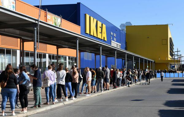 In Wien bildeten sich vor dem schwedischen Möbelhaus Ikea lange Schlangen.