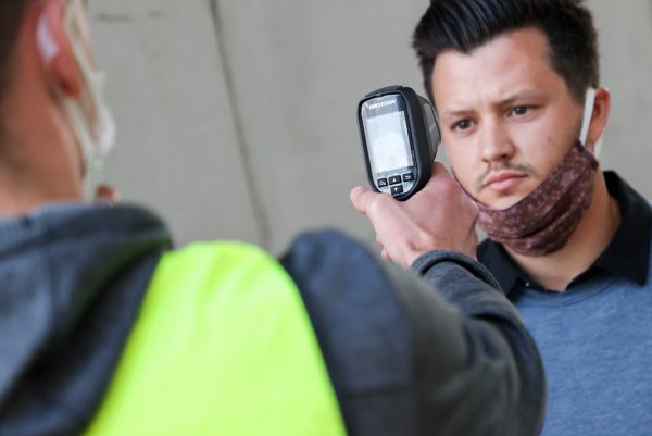 Keine Zuschauer, Masken (hier bei ÖFB-Präsident Leo Windtner) und Fiebermessen – Fußball in Corona-Zeiten.  Gepa (4)