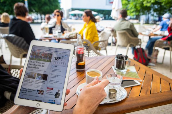Mit dem neuen Newsportal sind Sie immer informiert. Egal ob Sie im Café sitzen, mit dem Bus fahren oder sich in der Hängematte eine Auszeit gönnen. Hartinger