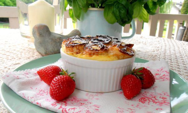 Mit frischen Erdbeeren serviert, schmecken die Topfenpalatschinken besonders lecker. Ulrike Hagen