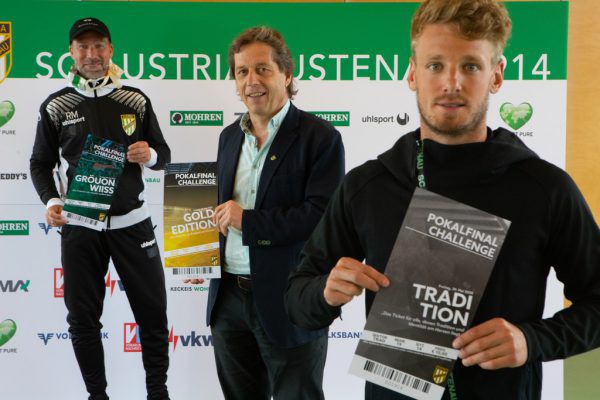 Roman Mählich, Bernd Bösch und Pius Grabher mit den fiktiven Cup-Tickets. Hartinger