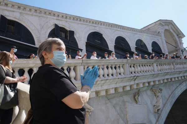Rund hundert Personen demonstrierten auf der berühmten Rialto-Brücke in Venedig. AFP