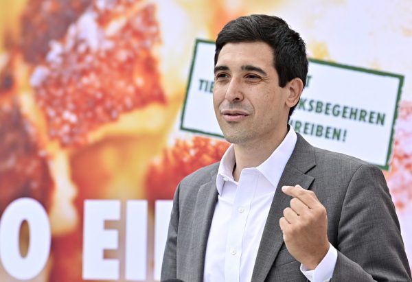 Sebas­tian Bohrn Mena ist Initiator des Tierschutzvolksbegehrens. apa