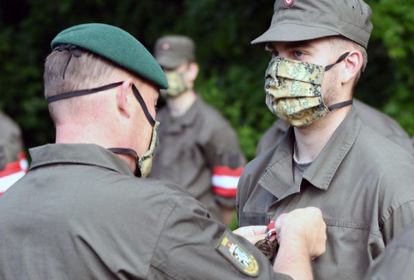 Soldat erhält die Einsatzmedaille. Markus Koppitz
