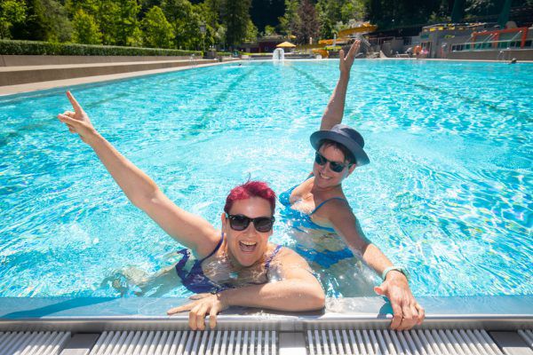 Trotz kühlen Temperaturen: Einige wenige genossen das Wasser und hatten das Bad fast für sich.