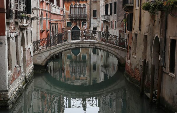 Venedigs BürgermeisterLuigiBrugnaro hofft auf Touristen, die Qualität suchen: „Jetzt können Besucher ein Venedig entdecken, wie man es nur in anderen Zeiten erleben konnte.“ AP
