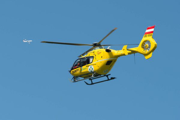 Der Zehnjährige wurde mit schweren Kopf- und Beinverletzungen vom Rettungshubschrauber abtransportiert.⇒symbolbild/stiplovsek