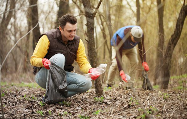 Vom Dienst an der Natur bis zum Einsatz für sozial Schwache: Die Vorarlberger engagieren sich in den unterschiedlichsten Bereichen ehrenamtlich. Shutterstock