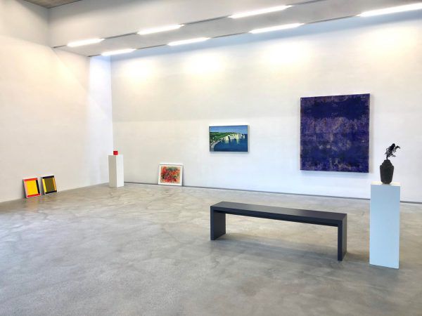 Werke verschiedener Künstler in der Galerie Maximilian Hutz. Maximilian Hutz