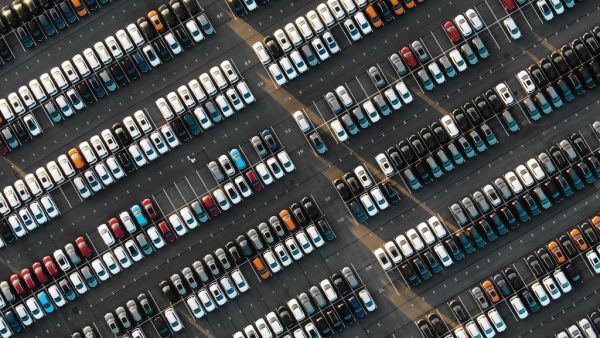 Bei Herstellern stauen sich Fahrzeuge in den Lagern, bei Zulieferern gehen Bestellungen in den Keller. Symbolbild/ Shutterstock